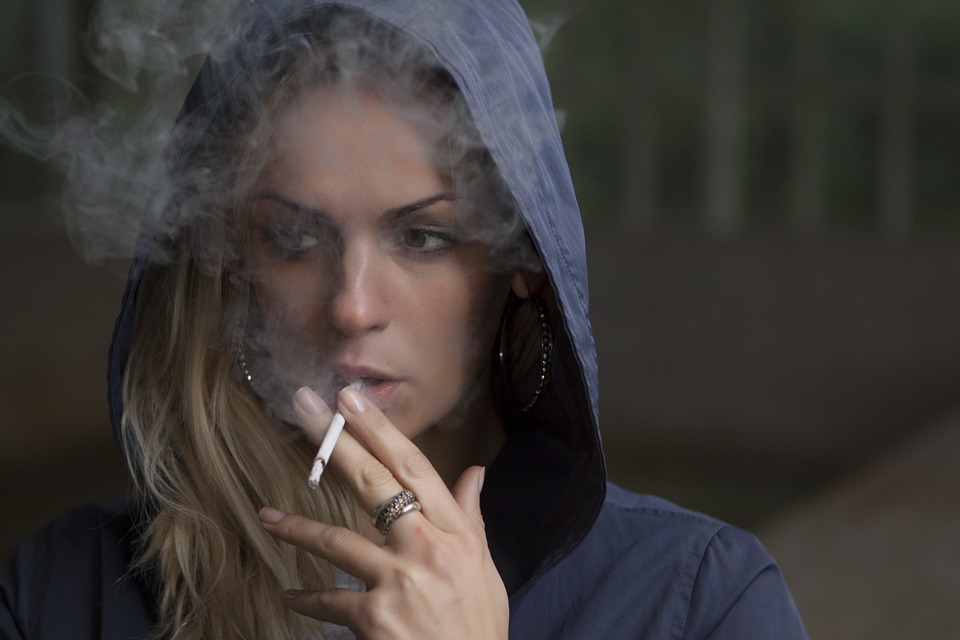 タバコは肌に悪いは本当？ 喫煙者でも美肌な方が一定数いる理由は？